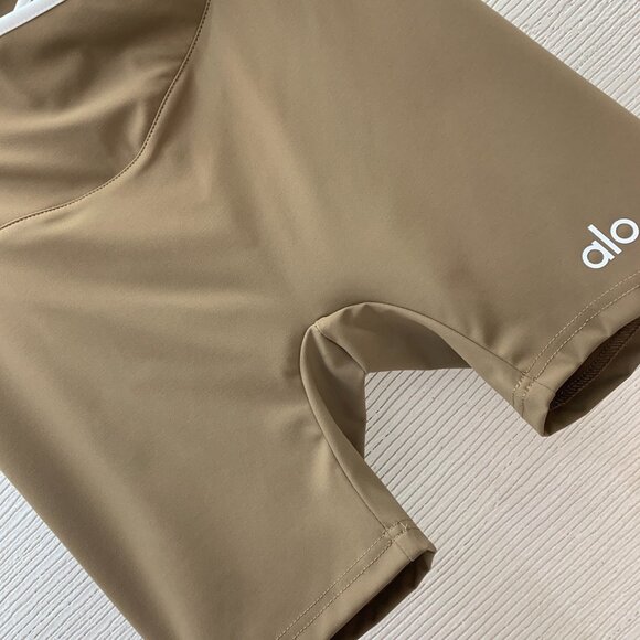 Women ALO Yoga shorts + tank top - Picture 5 of 9